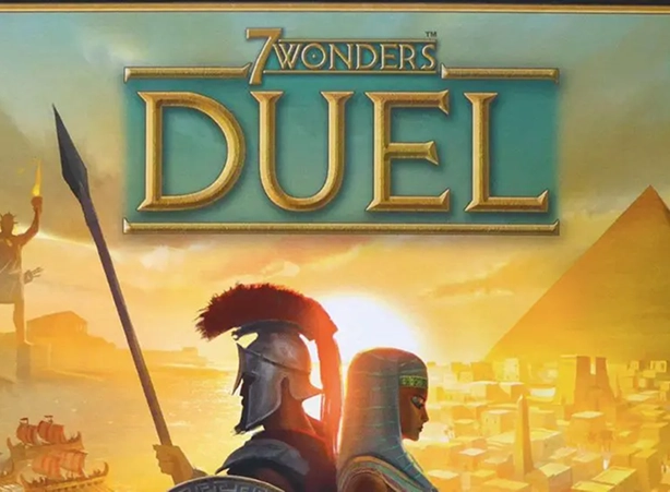 De hoes van het spel 7 Wonders Duel met een afbeelding van een Romein en een Egyptische vrouw.