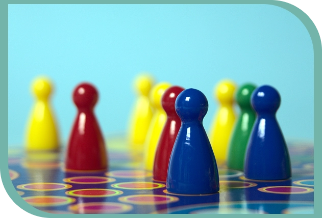 Tegen een blauwe achtergrond staan speelfiguren en liggen er dobbelstenen.