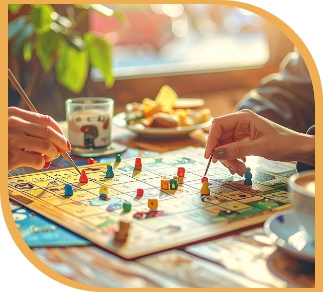 Op de tafel bij het raam ligt een bordspel; het stel speelt het tijdens het ontbijt.