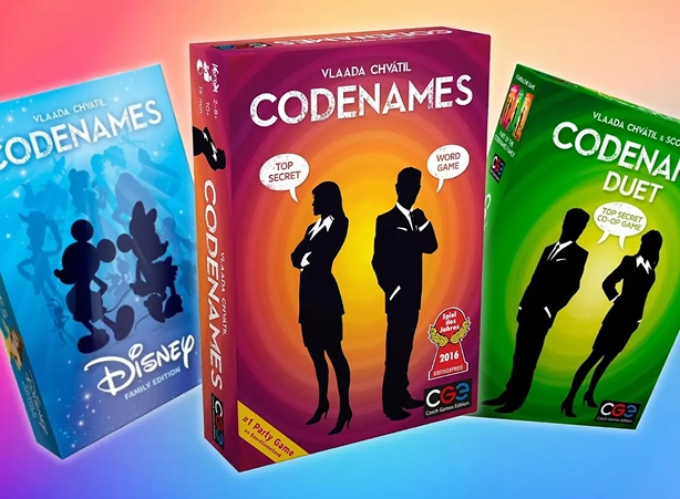 De hoes van het spel Codenames met een afbeelding van een vrouw en een man.