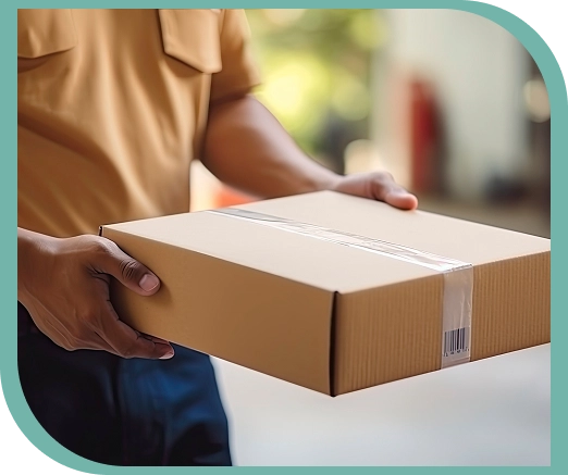 De bezorger houdt het pakketje in zijn handen en strekt het naar voren.