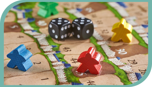 Speelfiguren in de vorm van mannetjes staan op het speelveld.