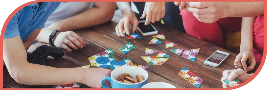 Het gezelschap speelt een bordspel en voert een levendige discussie.