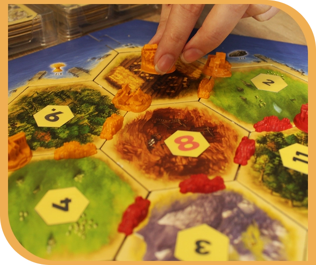 Er ligt een speelkaart in de vorm van eilanden op tafel.