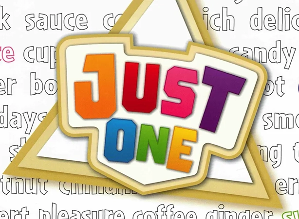 De hoes van het spel Just One met een afbeelding van het speelveld.