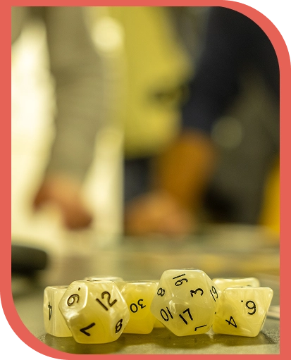 De blokjes met hun bijzondere vorm liggen op het speelveld van het bordspel.