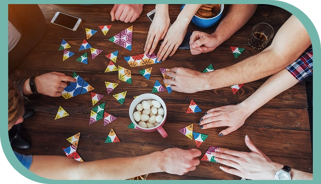 Het gezelschap speelt een bordspel met driehoekige speelstukken.