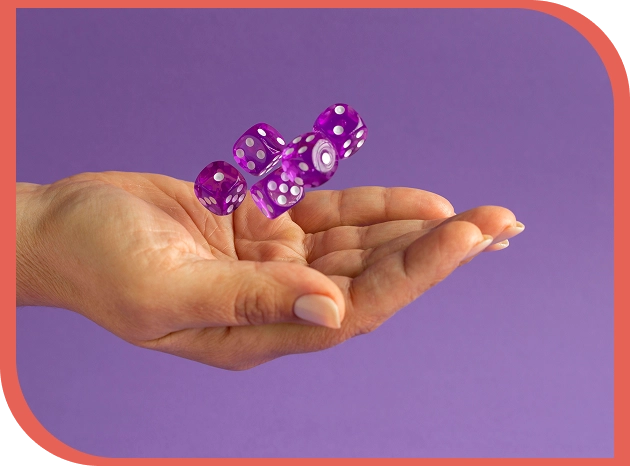 Tegen een paarse achtergrond gooit een hand paarse blokjes in de lucht.