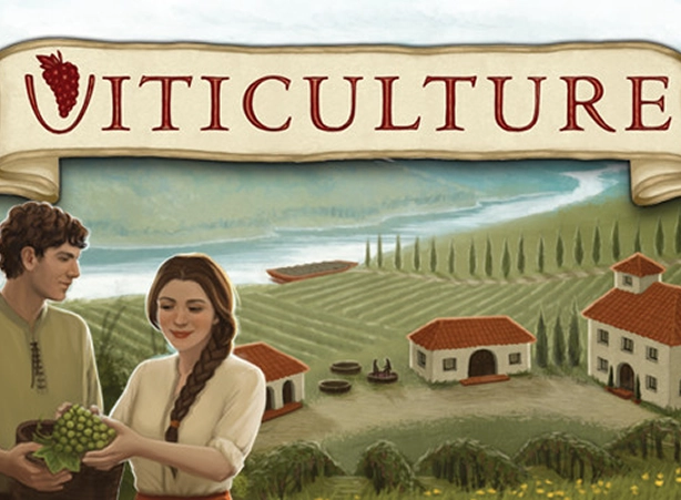 De hoes van het spel Viticulture: Essential Edition met een afbeelding van een man en een vrouw tegen een achtergrond van wijngaarden.