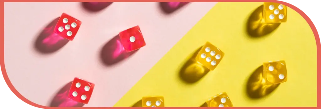 Gele en rode blokjes liggen op een gele en rode achtergrond.