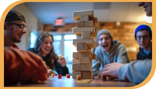 Een groep jongeren speelt Jenga in een café.